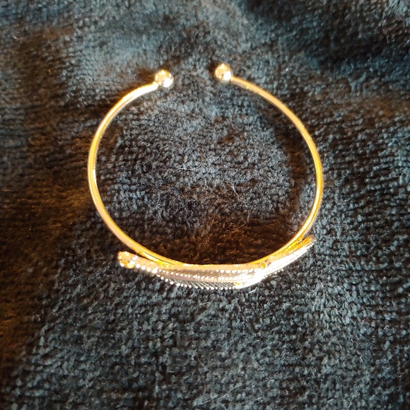 NEW Beautiful alloy leaf braclet. - Picture 3 of 4